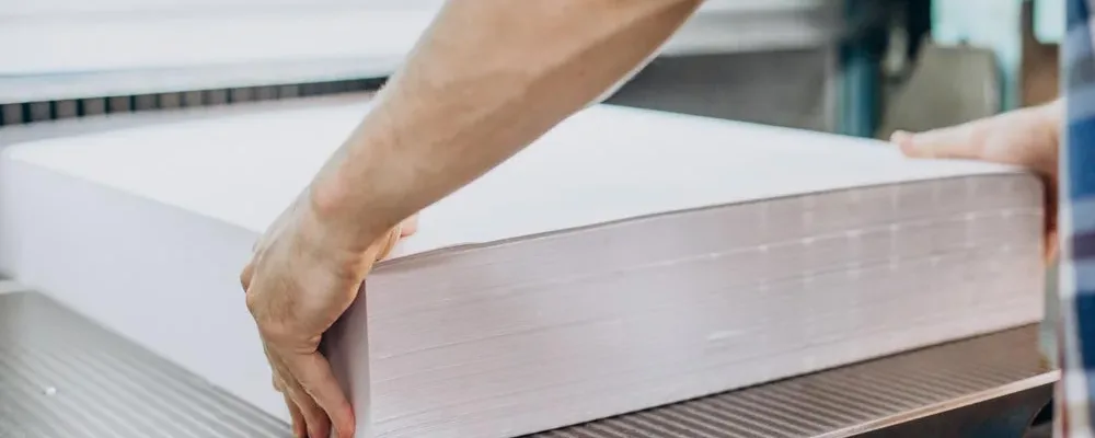 man-working-printing-house-with-paper-paints différents formats existants